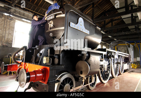 A1 locomotiva a vapore la fiducia direttore John Larke con 60163 Tornado in opere di Darlington Foto Stock