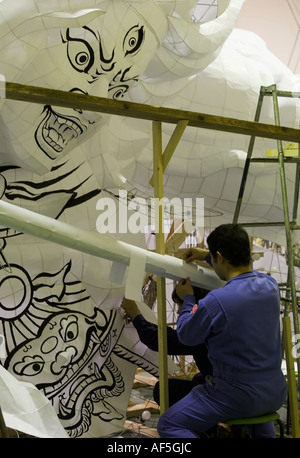 Gli artisti e artigiani creare i galleggianti per il Nebuta Summer Festival di Aomori Foto Stock