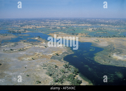 Vista aerea dell'Okavango Delta Botswana Sud Africa la risalita di acqua con il riempimento dei canali può essere visto Foto Stock