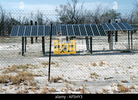 Pannelli solari di generare energia elettrica per azionare una pompa ad acqua nei pressi di Savuti Sud Camp Chobe National Park Botswana Foto Stock