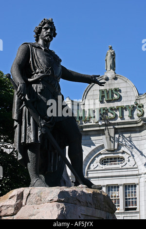 Statua di William Wallace contro un cielo blu di Aberdeen, Scozia, con Sua Maestà il teatro in background Foto Stock