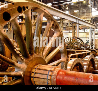 Ingegneria pesante workshop con ruote ferroviarie in attesa di riparazione Foto Stock