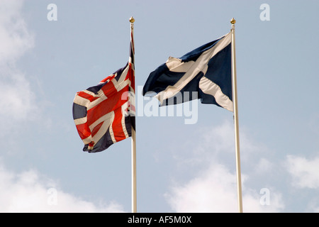 Union Jack e la croce di Sant'Andrea, noto anche come si intraversa, che rappresenta la Scozia Foto Stock