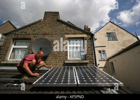 Pannelli solari installati sul tetto di una casa nel sud est di Londra. Foto Stock