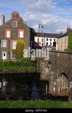 Il vecchio ponte di pietra sul fiume Bush nella città di Bushmills, County Antrim, Irlanda del Nord Foto Stock