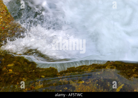 L'acqua che scorre sulle rocce Foto Stock