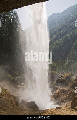 Il PARCO NAZIONALE DEL TRIGLAV SLOVENIA Giugno guardando attraverso la parte inferiore cascata Pericnik Spodnji Slap Foto Stock