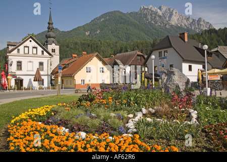 KRANJSKA GORA SLOVENIA UE giugno la piazza centrale di questa famosa località sciistica di villaggio Foto Stock