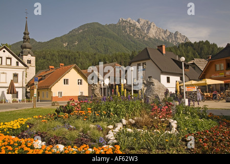 KRANJSKA GORA SLOVENIA UE giugno la piazza centrale di questa famosa località sciistica di villaggio Foto Stock