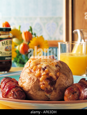 Un patate al forno con Salsicce e fagioli al forno Foto Stock