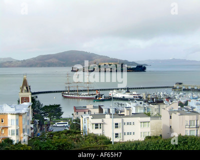 Il penitenziario di Alcatraz come visto dal litorale di San Francisco in California CA Foto Stock