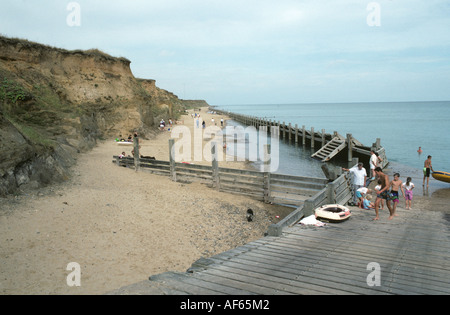 Struttura di frangionde e difese sul mare vicino a Cromer in Norfolk per prevenire erosione costiera Foto Stock