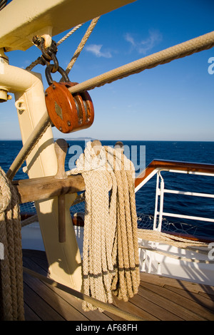 Funi e pulegge a bordo di una barca a vela clipper Foto Stock