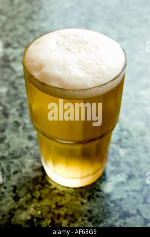 La birra lager in bar . Birra di corallo Foto Stock