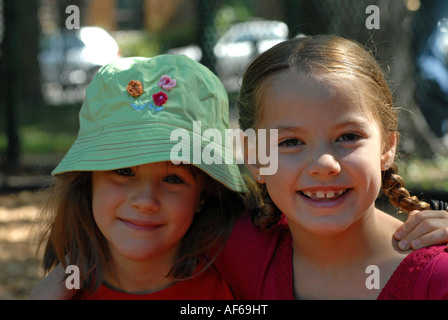 Due ragazze felici Foto Stock