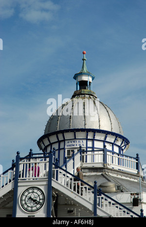 La Camera Obscura su Eastbourne Pier East Sussex England Foto Stock