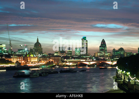 London city sky line all'alba circa 2006 Foto Stock