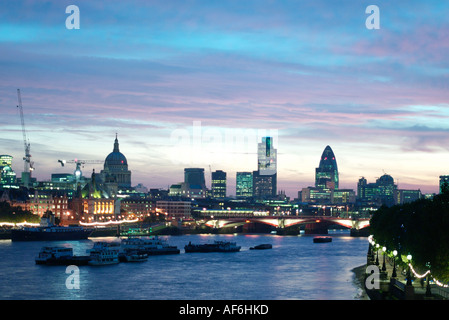 London city sky line all'alba circa 2006 Foto Stock