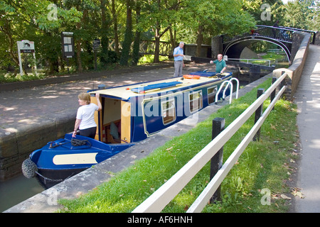 Houseboat passando attraverso il blocco di Isis sulla Oxford Canal Foto Stock