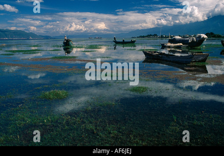 Cina Yunnan Erhai Dali o Er Hai il lago di barche per la pesca in acqua con il paesaggio di montagna al di là Foto Stock