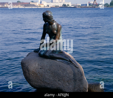 Danimarca Zelanda porto di Copenaghen La Sirenetta statua in bronzo seduto su di una roccia Foto Stock