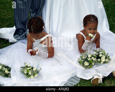 Due giovani damigelle seduto sull'erba Foto Stock