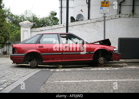 Si è schiantato auto in strada di Londra, Inghilterra Foto Stock