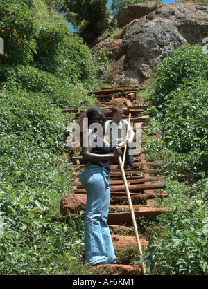 Il trekking sulle pendici del Monte Elgon, Uganda orientale Foto Stock