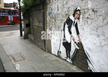 Banksy pezzo intitolato spazzare sotto il tappeto, Chalk Farm, London Inghilterra England Foto Stock