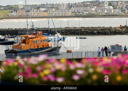 Portrush scialuppa di salvataggio ormeggiati in porto Foto Stock