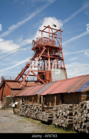 Bandiera gallese volando sopra la marcia di avvolgimento e memorizzati pit puntelli a Big Pit mining museum Blaenavon Wales UK Foto Stock