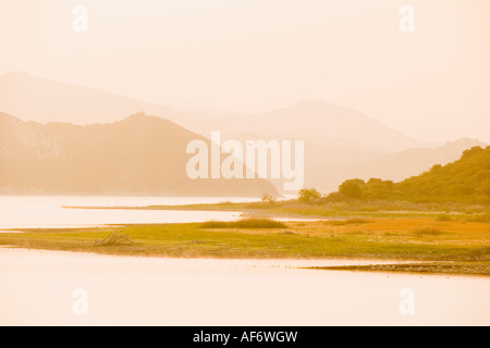 Il lago di Cachuma presso sunrise Santa Ynez Valley California USA Foto Stock