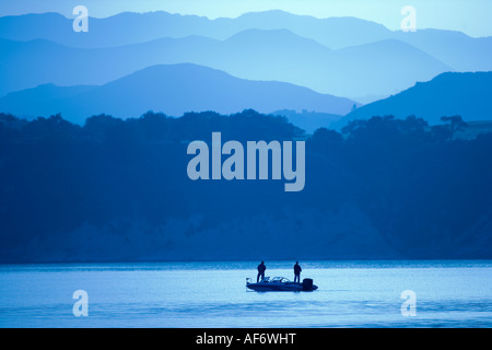 Bass pesca Lago Cachuma Santa Ynez Valley California USA Foto Stock