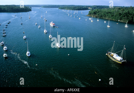 Piccole imbarcazioni al di ancoraggio nel fiume l'Odet in Bretagna Foto Stock