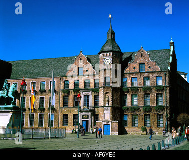 Geografia / viaggi, in Germania, in Renania settentrionale - Vestfalia, Duesseldorf, edifici, municipio con la torre dell orologio e la statua equestre del principe elettore Jan Wellem, la piazza del mercato, Additional-Rights-Clearance-Info-Not-Available Foto Stock