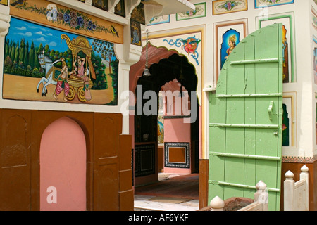 Colorati dipinti sulle pareti del tempio bramino, Nawalgarh Rajasthan India Asia del Sud Foto Stock