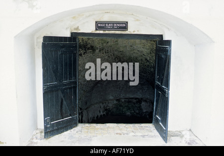 Slave maschio Dungeon, Cape Coast Castle, Ghana Foto Stock