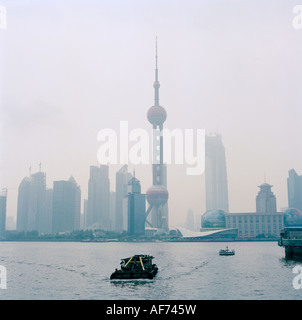 Grande città del mondo. Il Pudong e la Oriental Pearl TV Tower nella città di Shanghai in Cina in Asia. Architettura moderna avventura cultura Travel Foto Stock