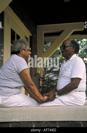 Coppia senior parlando al portico anteriore. San Paolo, Minnesota Foto Stock