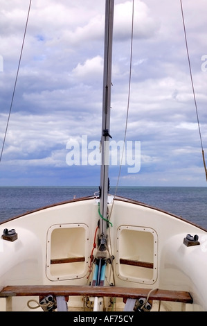 Vista dalla parte anteriore di uno yacht e il mare aperto Foto Stock