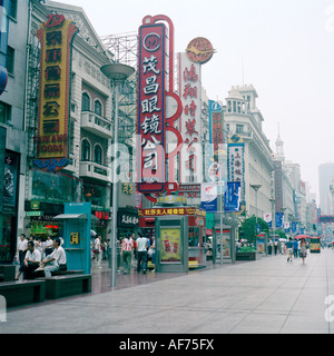 Mondo grandi città. Western negozi e il consumismo su Nanjing Road nella città di Shanghai in Cina in Asia orientale. Avventura di viaggio cultura estremo oriente Foto Stock