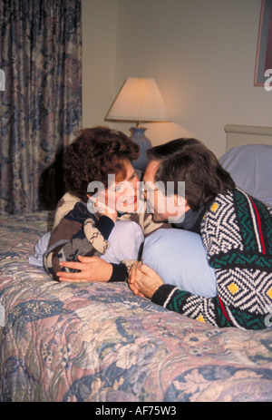Paio di coccole sul letto. Cavo Wisconsin Foto Stock