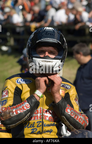 Guy Martin motociclista e TV personalità fissare il suo casco sulla linea di partenza Foto Stock