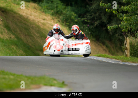 Conrad Harrison (driver) e Lee Patterson a bordo del 600cc Shelbourne Honda F2 Sidecar vestito Foto Stock