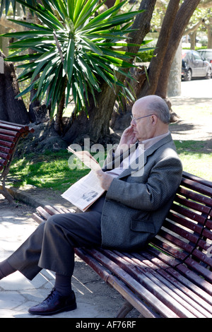 L'uomo godendo il giornale in Parc de la Ciutadella, Barcelona, Spagna. Foto Stock