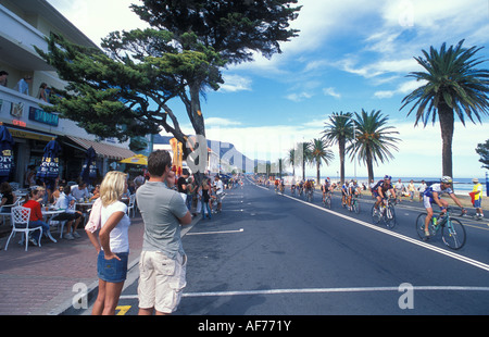 Persone che guardano la gara Argus cycle race in Camps Bay Città del Capo Sud Africa Foto Stock