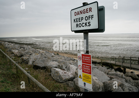 Tenere Rocks off segnale di avvertimento, Shoebury East Beach vicino a Southend on Sea, Essex, Inghilterra, Regno Unito Foto Stock