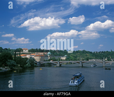 Repubblica ceca. Praga. Il fiume Moldava. Mánes Bridge. Foto Stock