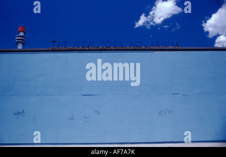 Coney Island 1980s USA. La parete blu del New York Aquarium 1981 Brooklyn, New York City US HOMER SYKES Foto Stock