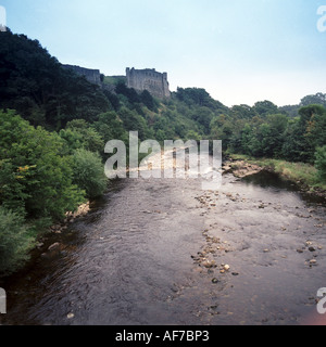 Regno Unito. Inghilterra. North Yorkshire Dales. Castello di Richmond e fiume Swale Foto Stock